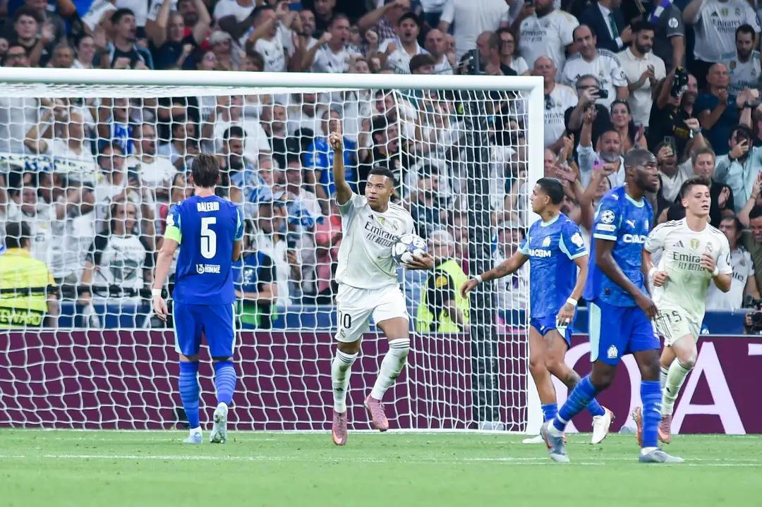 曼联两球领先逆转困境，胜利悬念终局反转